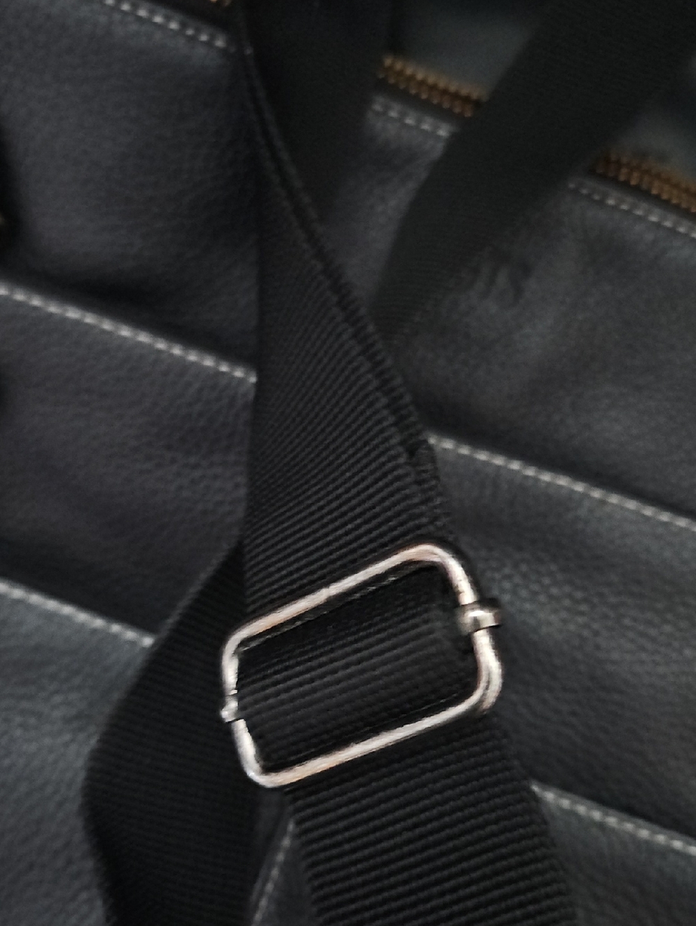 ROOTS Pebbled Leather  Crossbody Bag M  Black  Stainless Steel Hardware Zipper - Picture 9 of 11